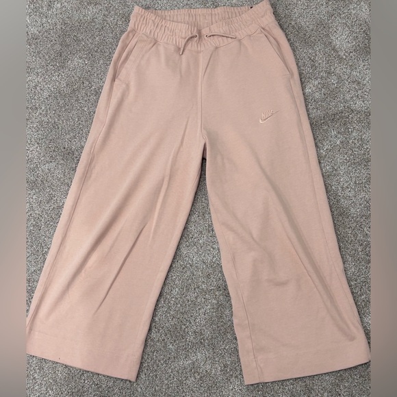 Nike women’s wide leg cropped sweats in tan - Picture 1 of 3